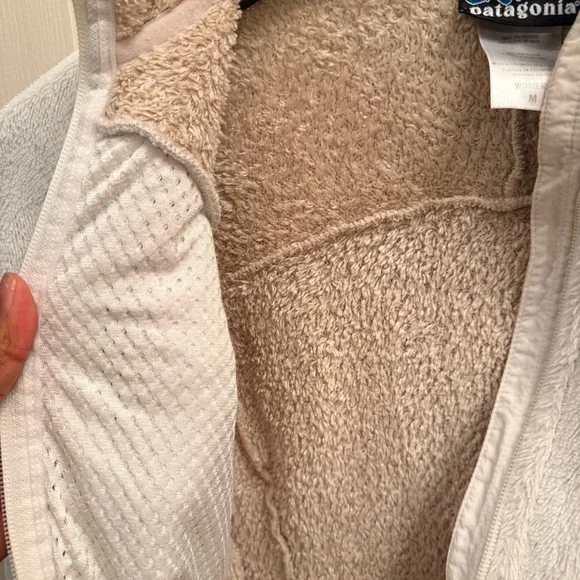 Patagonia Women's R4 Off-White Teddy Jacket. Size Medium - Picture 5 of 5